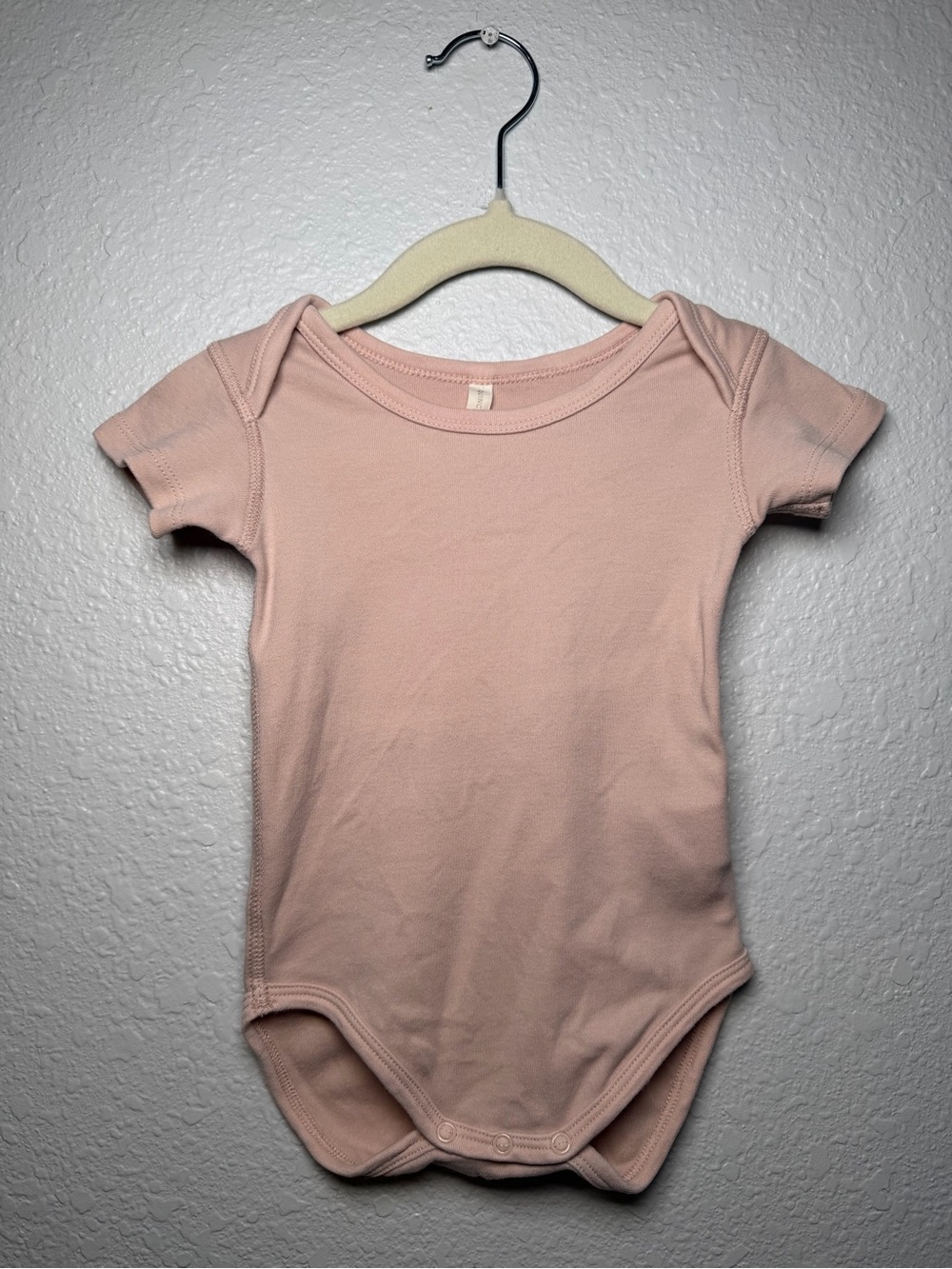Quincy Mae // Light Pink Short-Sleeve Baby Girl Bodysuit Onesie size 6-12M